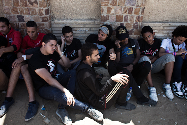 Ultras in front of the Police Academy in Cairo, listening to radio reports about the Port Said trial. © Ben Kilb