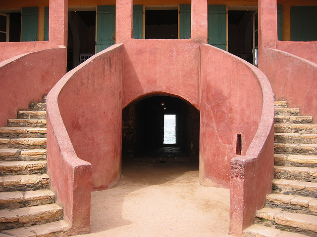 Die Maison des Esclaves mit der door of no return im Hintergrund - © Robin Taylor